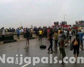 Unilag students Protesting block Third Mainland Bridge in Lagos 1