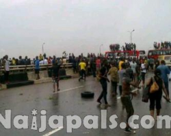 Unilag students Protesting block Third Mainland Bridge in Lagos 1.jpg
