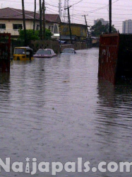 Flood Cripples Lagos Express Way 14.jpeg