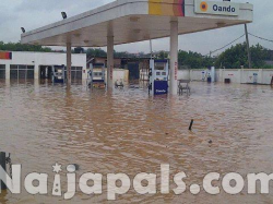 Flood Cripples Lagos Express Way 15.jpeg