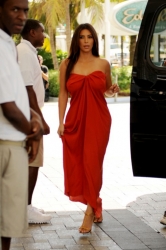 Photos Of Kim Kardashian In A Loose-Fitting Dress 1.jpg