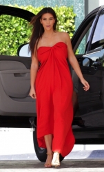 Photos Of Kim Kardashian In A Loose-Fitting Dress 2.jpg