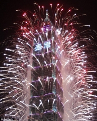 The tallest skyscraper in Taiwan was a fitting choice for this spectacular firework display (2).jpg