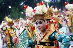 The traditional dance was held at a main road in Denpasar, Bali, Indonesia.jpg