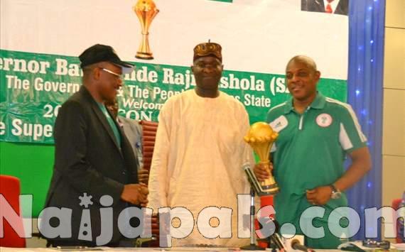 Stephen Keshi presenting the trophy to Governor Fashola