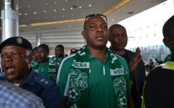 Stephen Keshi arriving in Lagos.jpg
