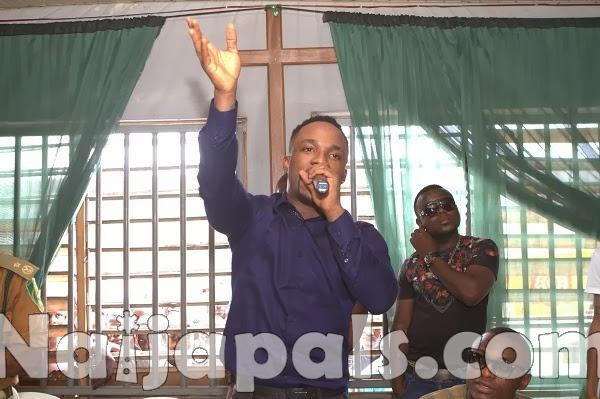 0012-iyanya_ministering