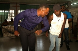 0005-Iyanya_dancing_etighi_with_an_intmate.jpg