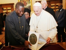 president-Jonathan-Meet-Pope05.jpeg