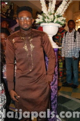 Presenteractor Uti 'abeg,abeg,abeg' Nwachukwu! Looking good in native wear