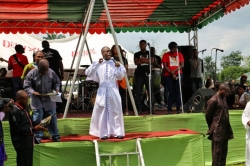 0012-A-priest-prays-1024x682.jpg