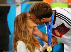 Mario-Gotze-Celebrates-World-Cup-His-Girlfriend.jpg