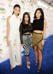 0016-Kendall-Jenner-Kim-Kardashian-Kylie-Jenner.jpg