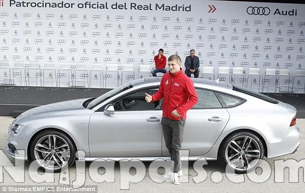 0008-Toni-Kroos-gives-a-thumbs-up-as-he-stands-next-to-his-shiny-silver-S7-Sportback