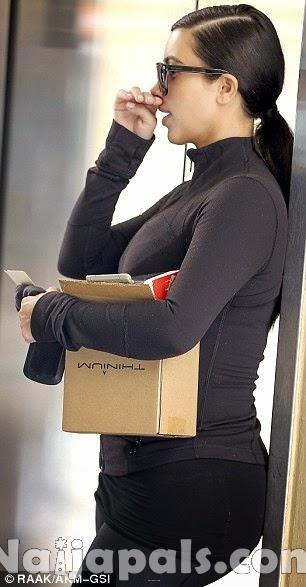  Kim Kardashian Steps Out 00010