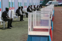 0006-Poloicemen-with-the-ballot-box.jpg