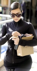  Kim Kardashian Steps Out 00005.jpg