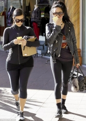  Kim Kardashian Steps Out 00006.jpg