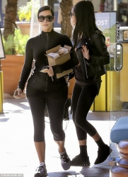  Kim Kardashian Steps Out 00008.jpg