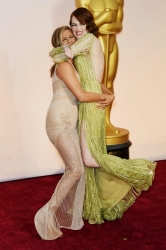 Jennifer-Aniston-and-Emma-Stone.jpg