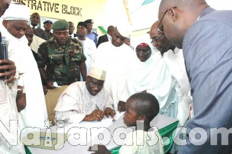 President Goodluck Jonathan Commissions Almajiri School In Sokoto (5)