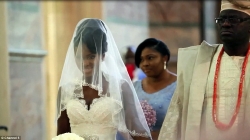 2DCDB4BA00000578-3289809-A_Nigerian_bride_is_pictured_walking_up_the_aisle_on_the_show_as-m-25_14459